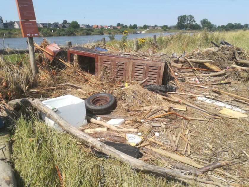 Macroplastic tussen het afval op de oevers van de Maas na de overstroming in 2021 (foto: Rahel Hauk) 