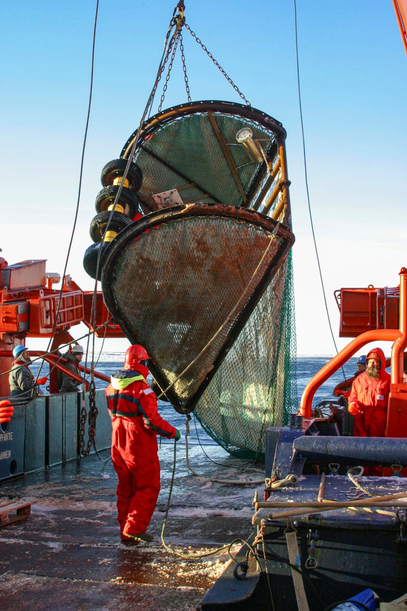 The first deployment of SUIT during an expedition in the Southern Ocean aboard RV Polarstern in 2004 (© Jan Andries van Franeker).